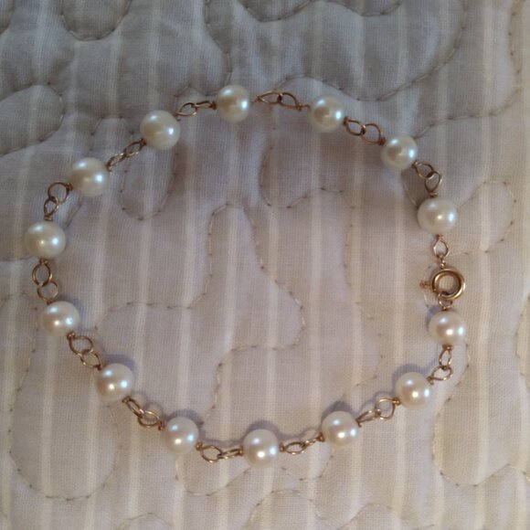 Solid, 14k pearl bracelet - Picture 5 of 8